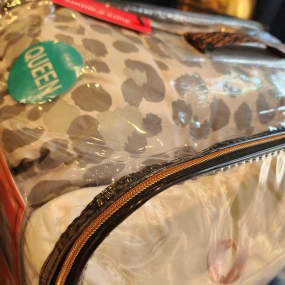 Setof 2vfJuicy Couture Queen  8 piece Grey Leopard Print comforter plush sheet - Picture 7 of 7